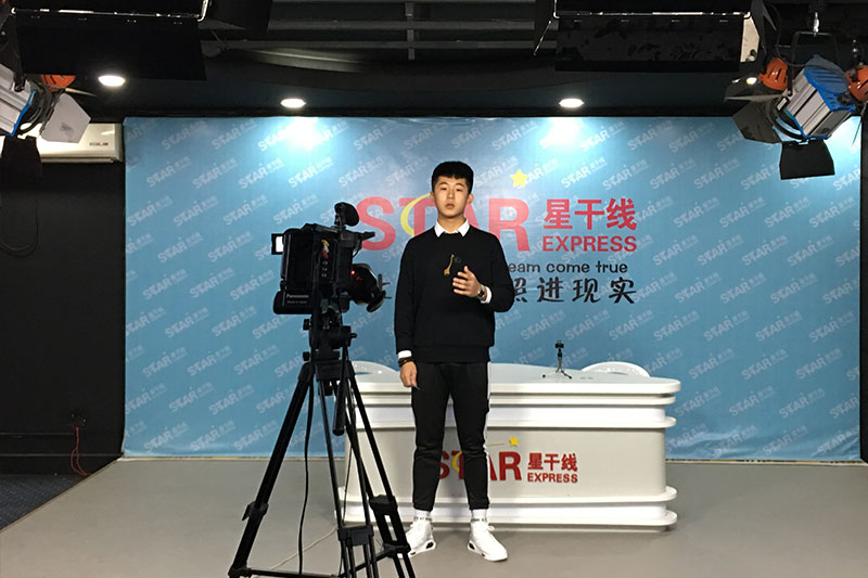 星干線藝考學(xué)員進(jìn)行即興評述展示